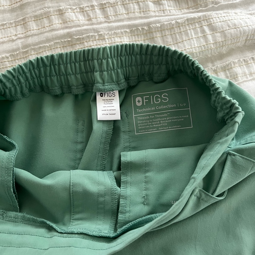 Limited edition Jade FIGS scrubs - Picture 6 of 6